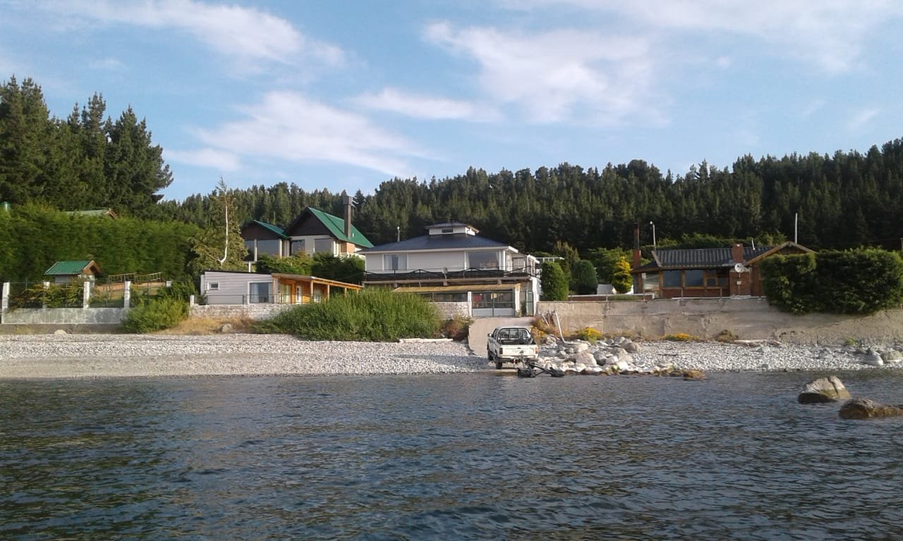 Conjunto de casas con costa de Lago Nahuel Huapi